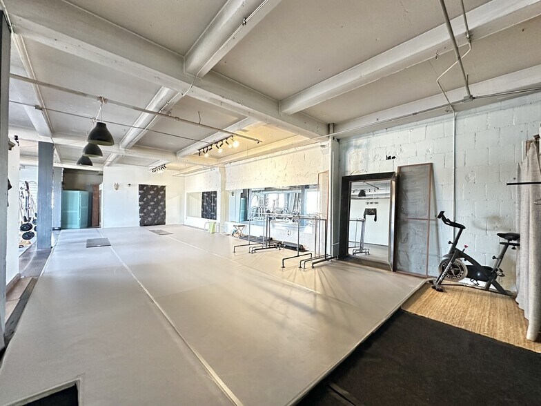 Building Photo - 3144 W Carroll Ave