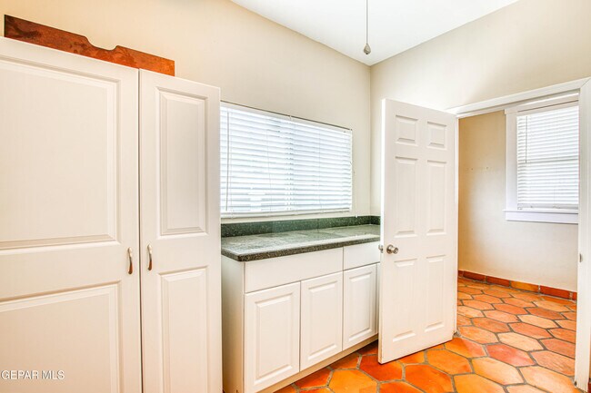 Building Photo - 1701 Elm St