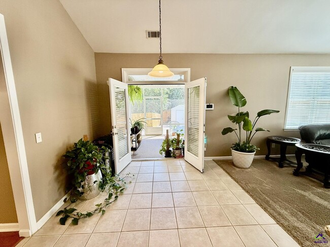Building Photo - 227 Hearthwood Dr