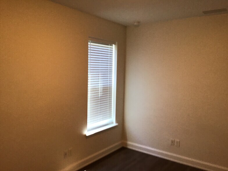 Building Photo - 31 Hiller Ln
