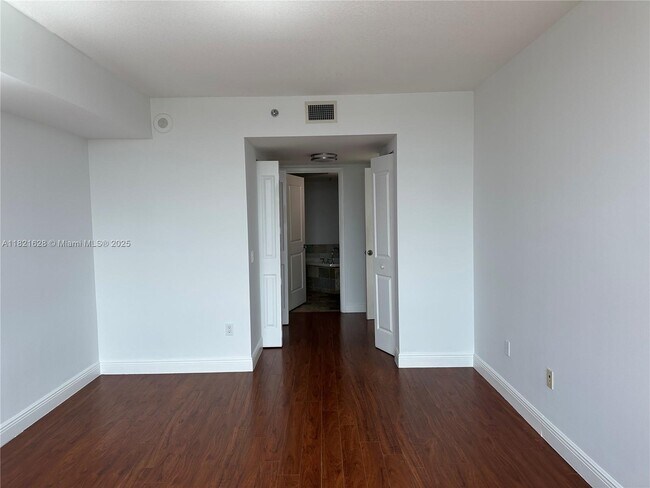 Building Photo - 2641 N Flamingo Rd