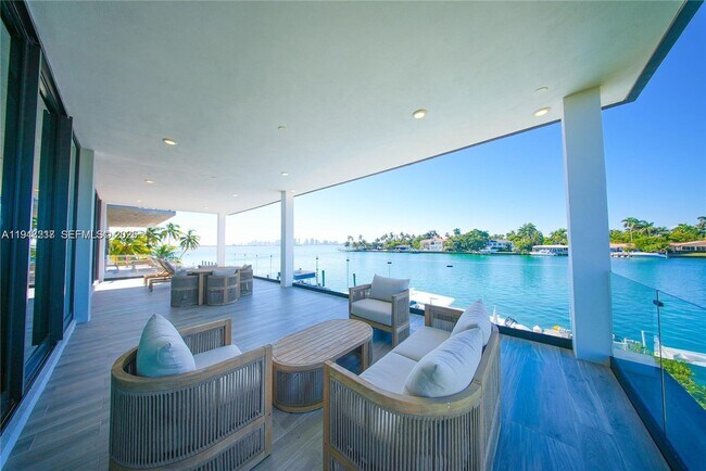 Building Photo - 7520 W Treasure Dr