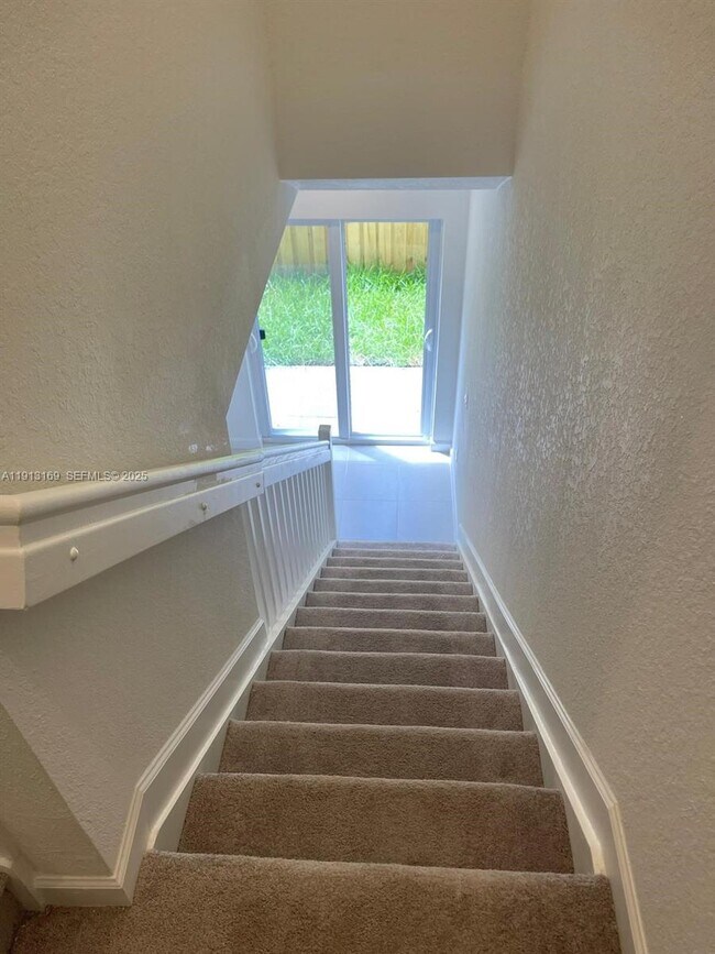 Building Photo - 1076 SE 2nd St