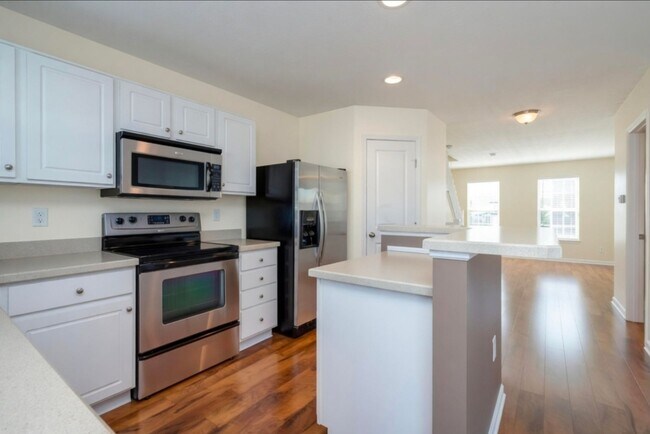 Building Photo - 3 Bed Updated Condo