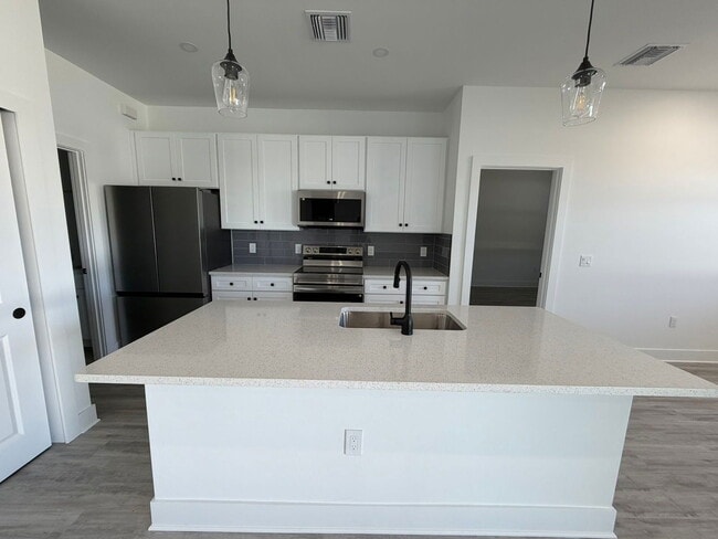 Building Photo - 4224 NE 22nd Pl