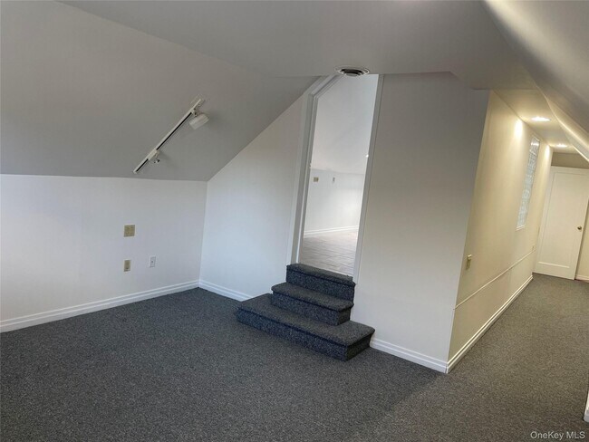 Building Photo - 8 Cameron Ln