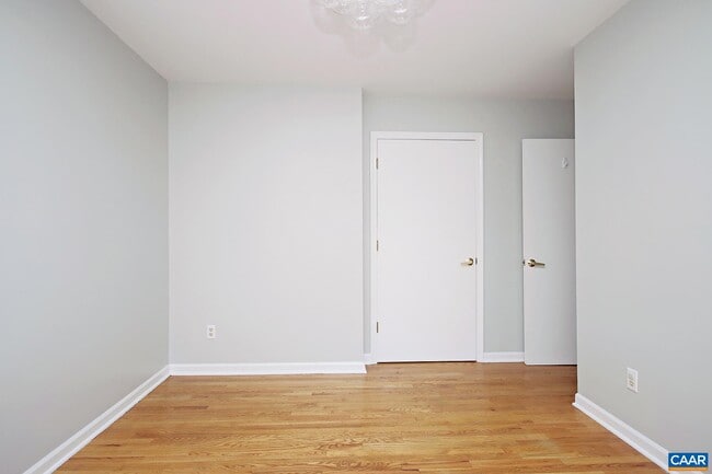 Building Photo - 211 Greentree Park