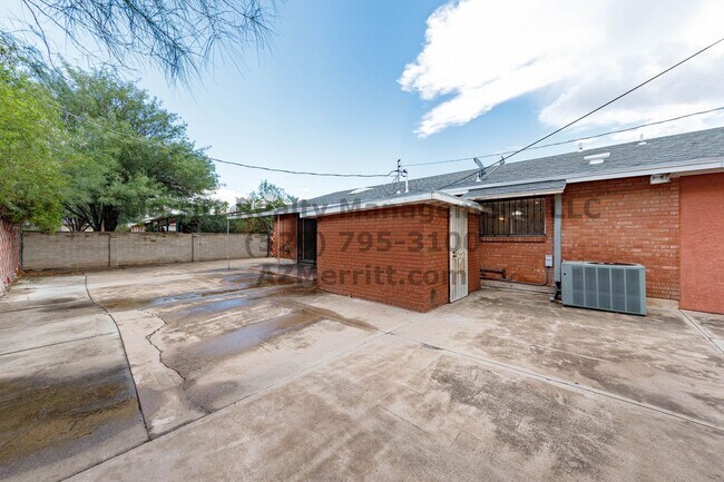Building Photo - Sam Hughes 4 bedroom, 3 bath home with was...