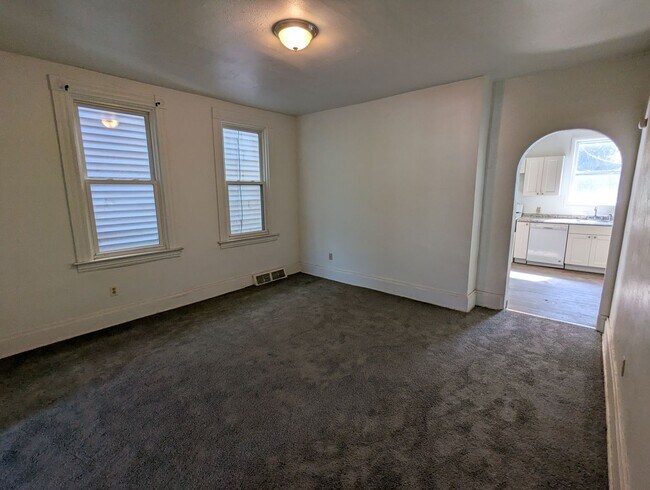 Building Photo - 3 Bedroom 1 Bathroom Single Family Home wi...