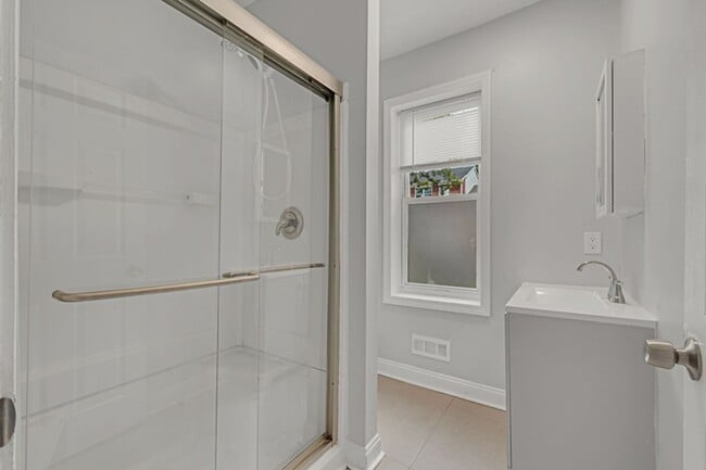 Building Photo - Freshly Renovated 4-Bedroom Home with Cent...