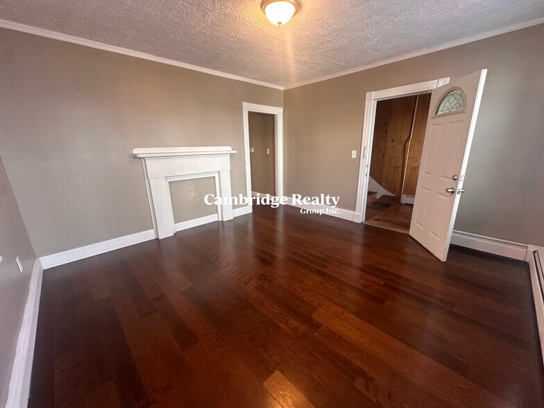 Building Photo - 20 Linden St