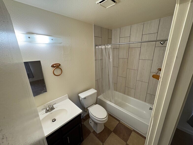 Building Photo - 489 Northwood Cir