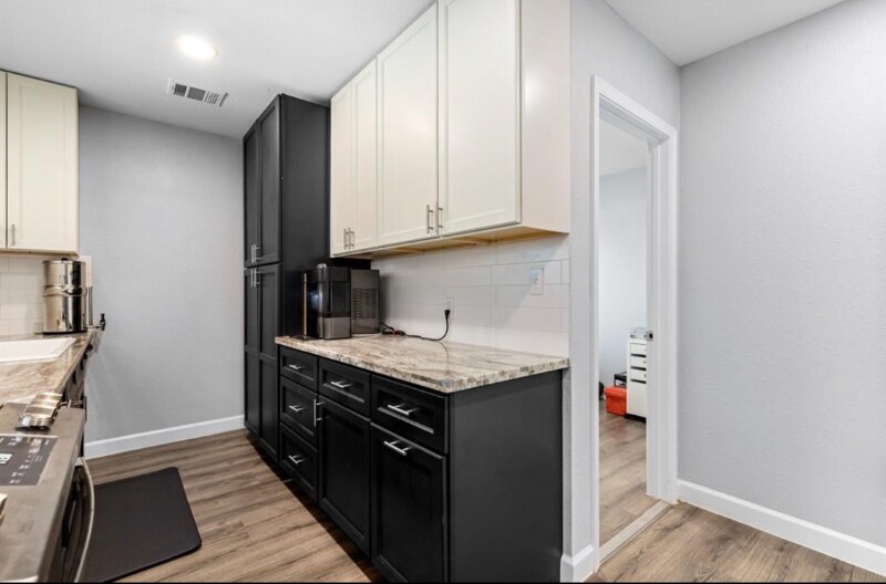 Building Photo - 9413 Clinton Dr