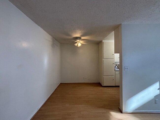 Building Photo - 231 W Tujunga Ave