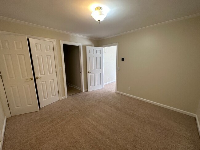 Building Photo - 327 Pinecliff Dr