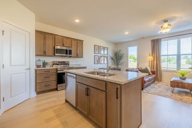 Building Photo - Great floor plan, Washer and Dryer Included! Now Offering ONE MONTH FREE RENT!!