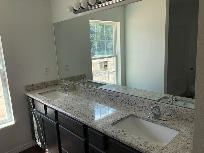 Building Photo - 3 bedroom, 2 bath, 2 car garage home on a ...