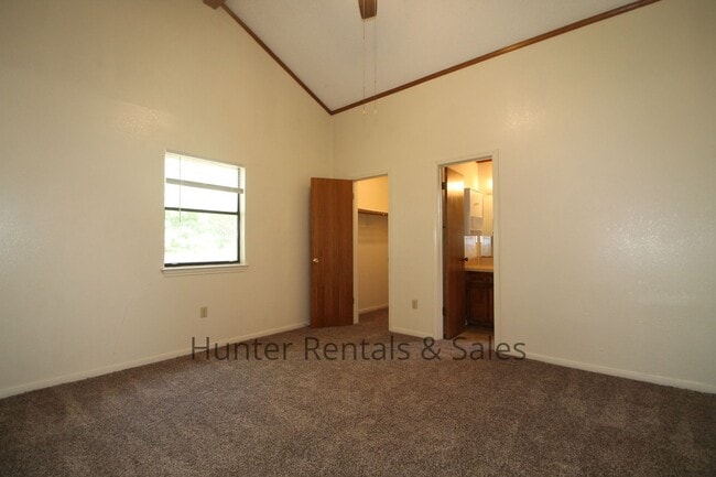 Building Photo - Country Trails Three Bedroom