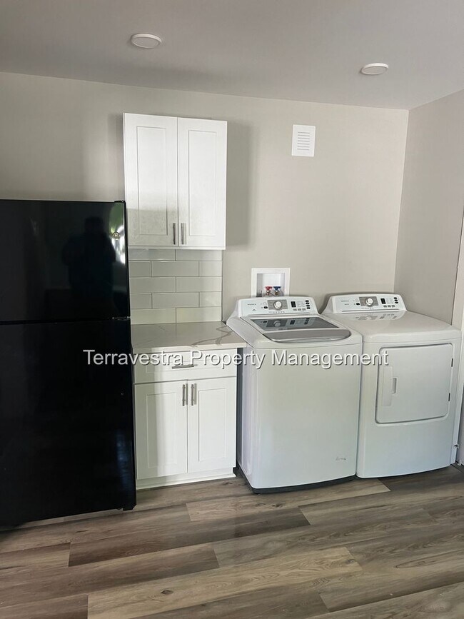 Building Photo - 4 Bedroom, 2 Bathroom Fully Renovated CO i...