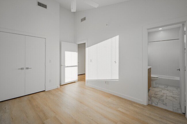 Building Photo - 4911 Belmont Ave