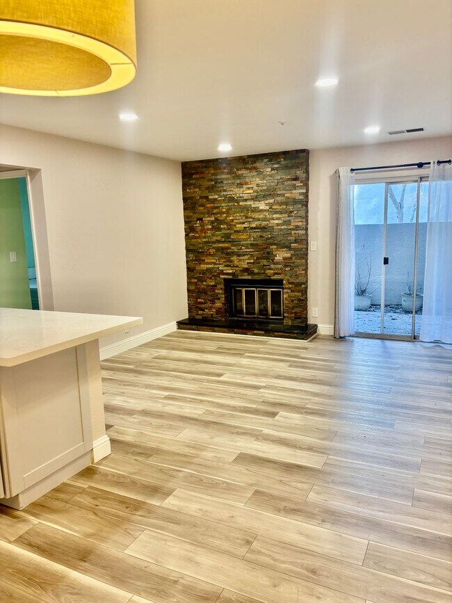 Building Photo - Walnut Creek 2 bed 2 bath gorgeous end unit on the first floor with garage!