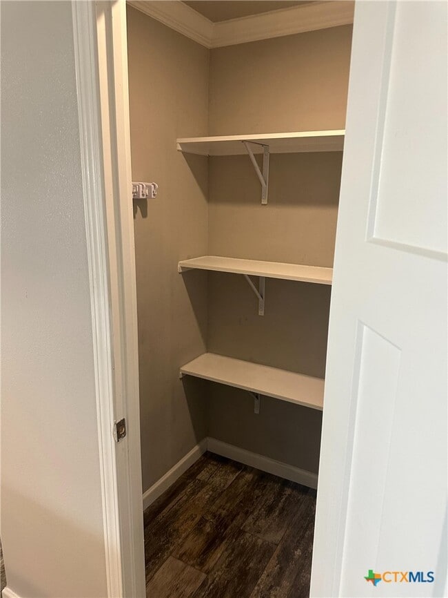 Building Photo - 908 N Henry St