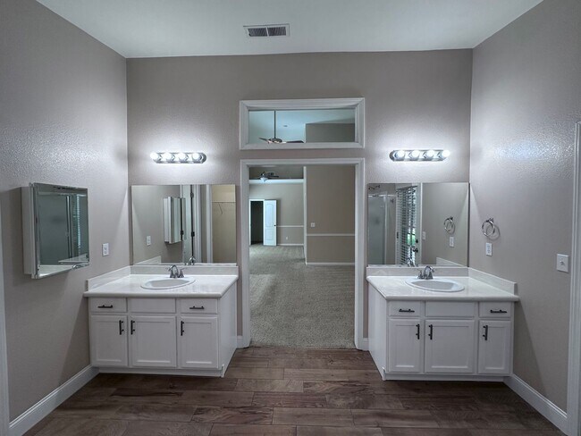 Building Photo - NW Visalia home coming soon!