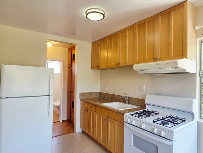 Building Photo - 2256 S Carmelina Ave