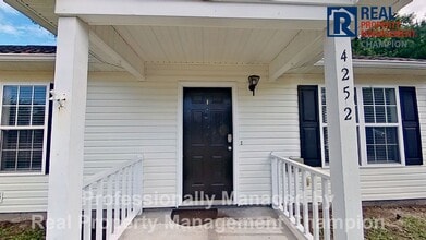 Building Photo - 3 BD/2BA Home with Sunny Floorplan and Eat-in Kitchen