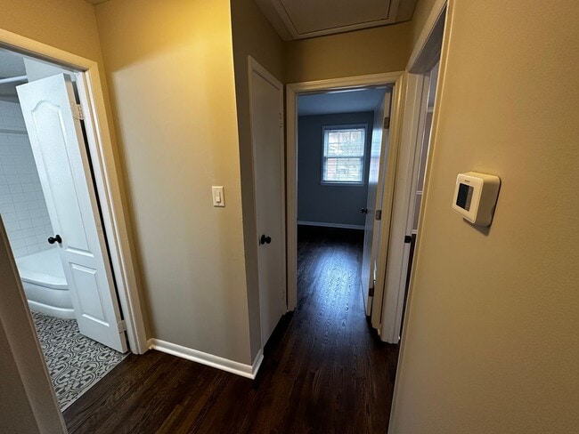 Building Photo - Darling Renovated 3 Bedroom Ranch in Conve...