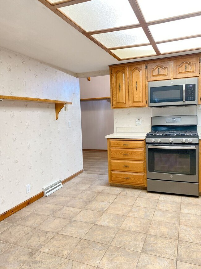 Building Photo - 3BD, 2BTH Bellevue Charmer Ready for YOU, $2,300!!