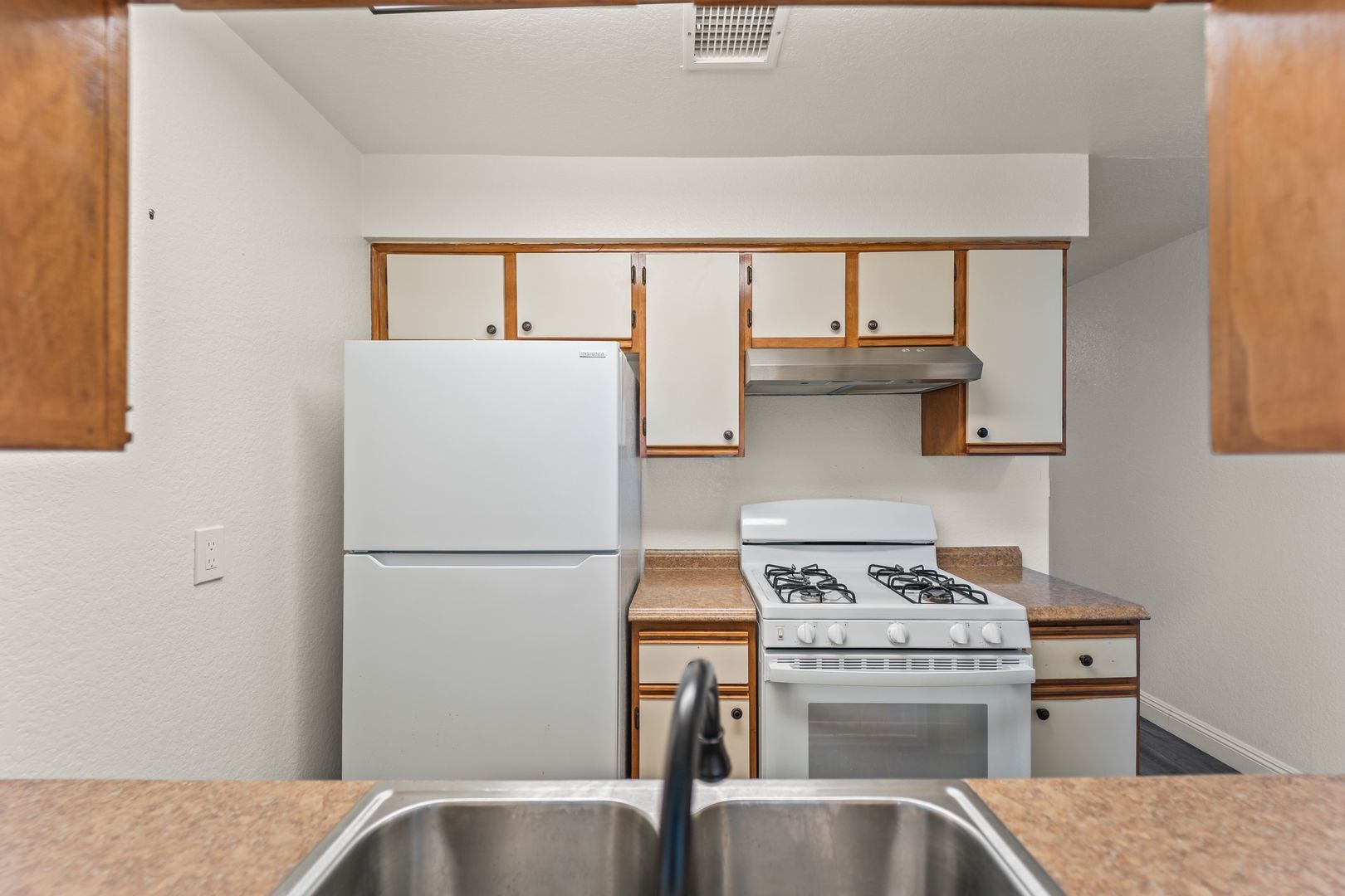 Building Photo - 248 E Buckthorn St