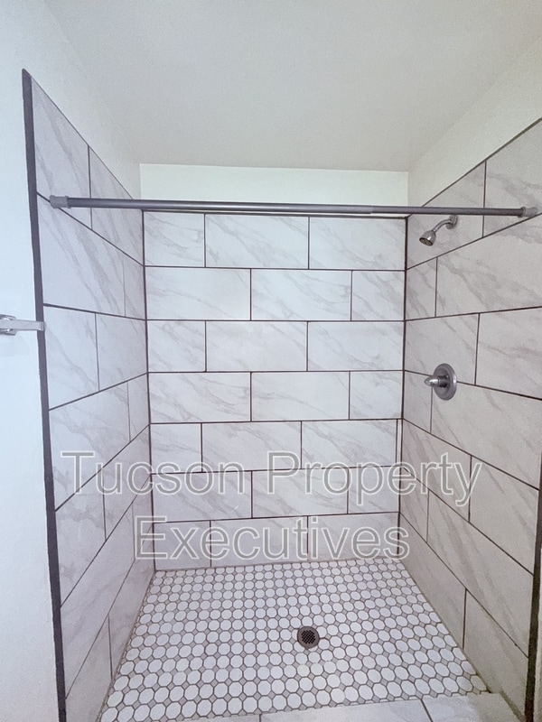 Building Photo - 1412 E 25th St