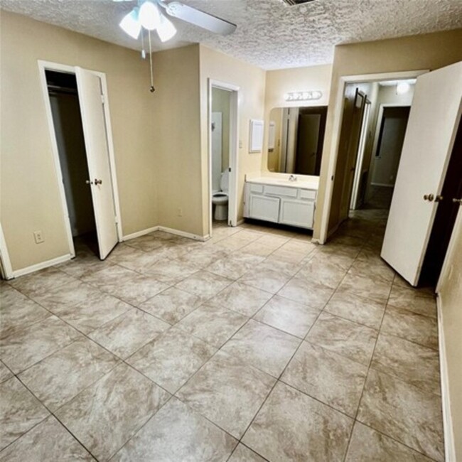 Building Photo - 3830 Westheimer Pl Dr