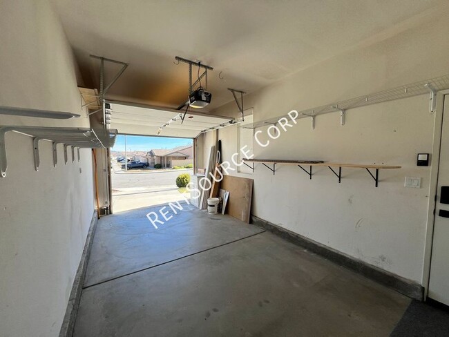 Building Photo - 3 Bedrooms/2 Bathrooms Single Story, Split...