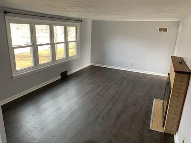 Building Photo - 3 Bedroom House for Rent