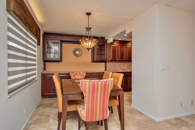 Building Photo - 2030 Ainslie Dr