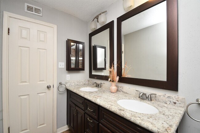 Building Photo - 700 Thicket Ln