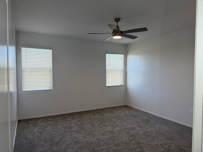 Building Photo - 9427 E Alfalfa Dr