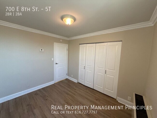 Building Photo - 700 E 8th St