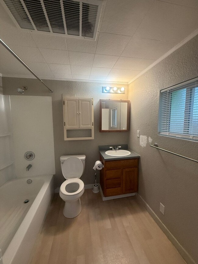 Building Photo - Private Detached 1 Bed 1 Bath ADU - Utilit...