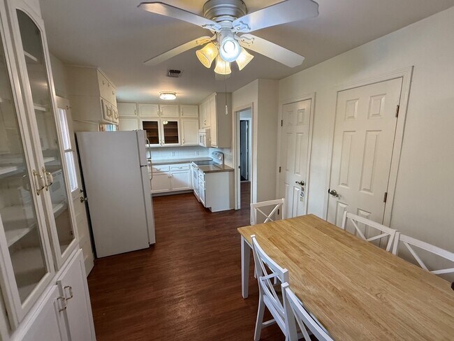 Building Photo - 7 Maple Ln