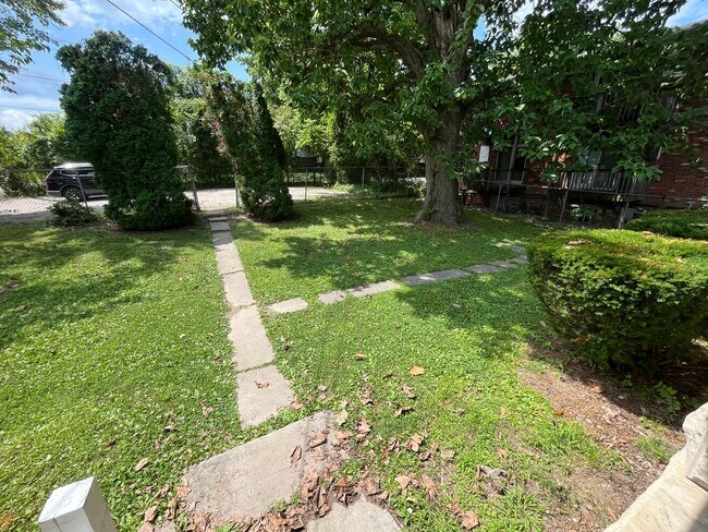 Building Photo - 5 BD/2BA Home next to Kirkwood with fenced backyard!
