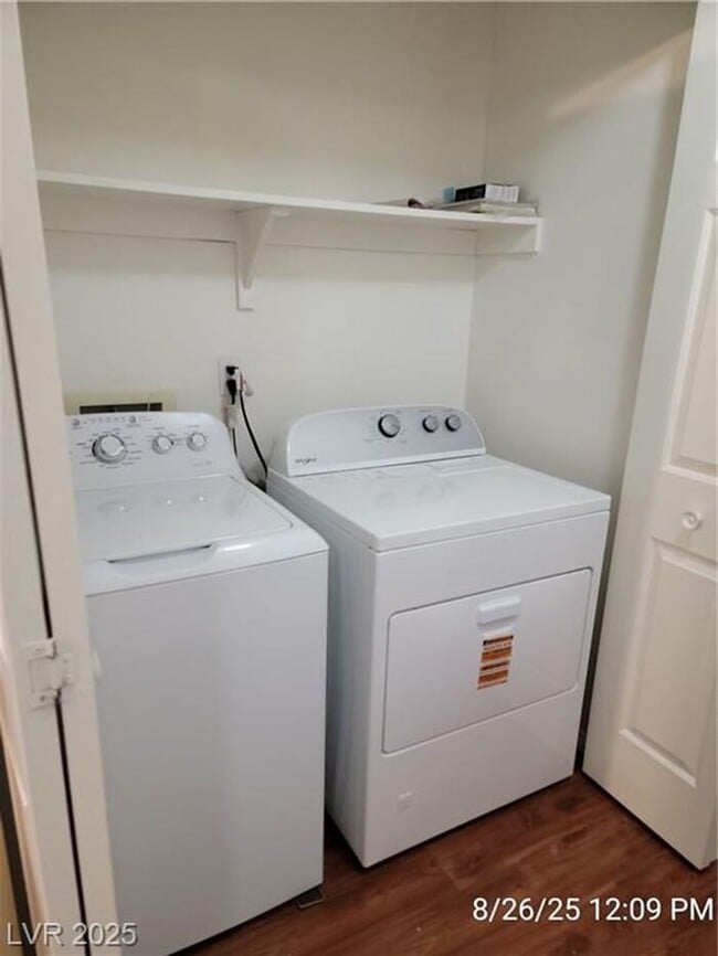 Building Photo - Bright Upstairs Unit with Vaulted Ceilings...