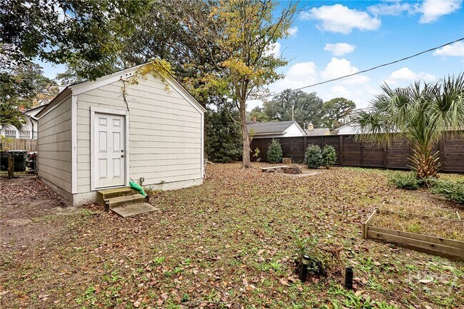 Building Photo - 725 E 53rd St