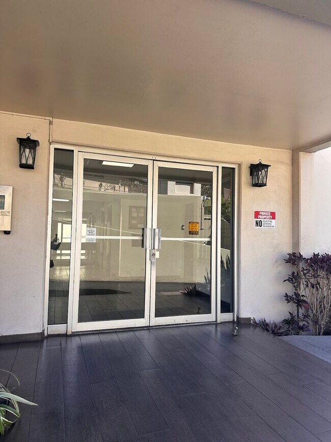 Building Photo - Moanalua Armstrong