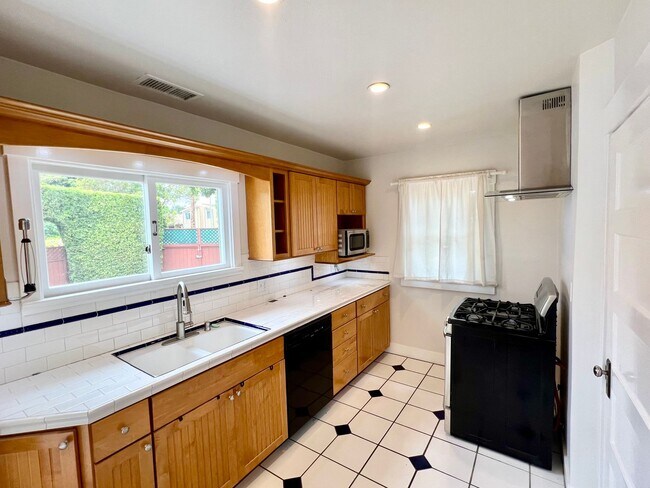 Building Photo - 2 bedroom, 2 bathroom Bright and Happy Home Near Downtown Santa Barbara