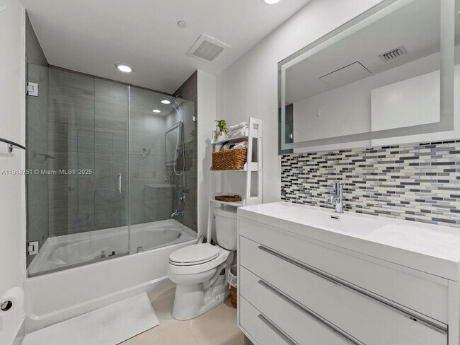 Building Photo - 950 Brickell Bay Dr