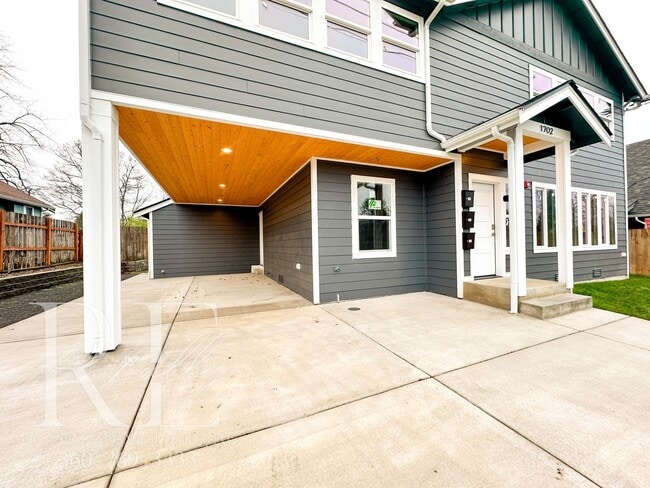 Building Photo - Fully Renovated Upper Unit with Modern Finishes & A/C