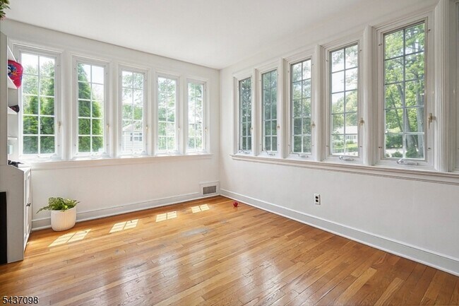 Building Photo - 305 Lupine Way
